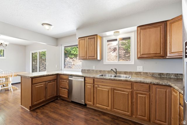 5625 S CRESTWOOD DR, South Ogden, UT 84405
