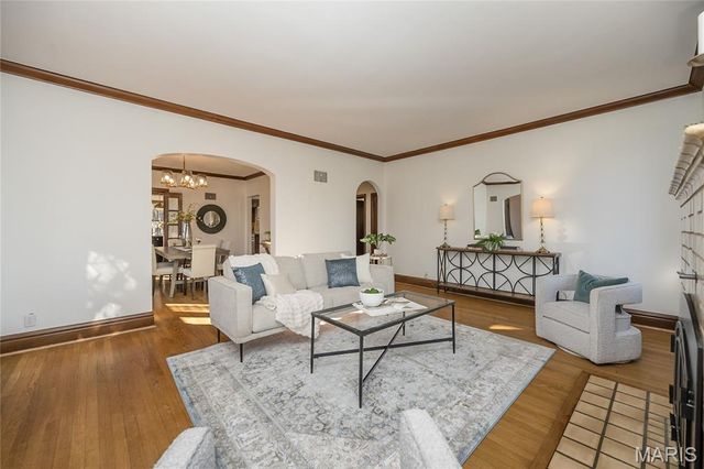 8000 Venetian Drive, St Louis, MO 63105