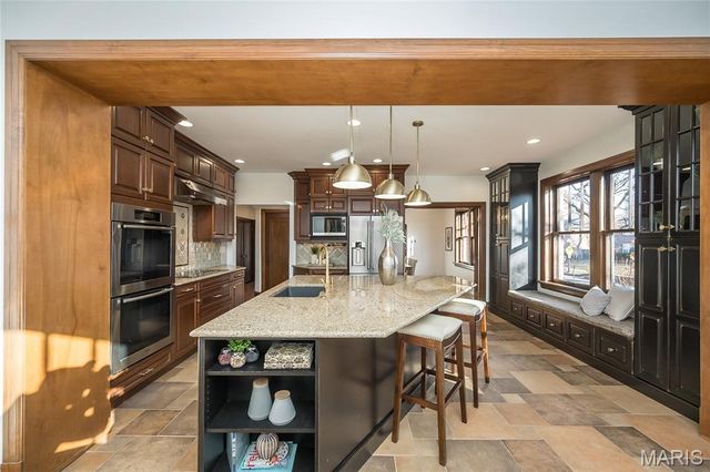 8000 Venetian Drive, St Louis, MO 63105