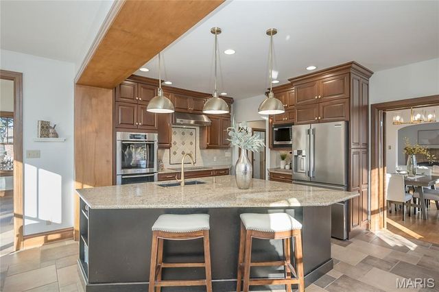 8000 Venetian Drive, St Louis, MO 63105