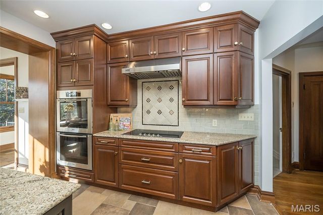 8000 Venetian Drive, St Louis, MO 63105