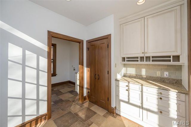 8000 Venetian Drive, St Louis, MO 63105