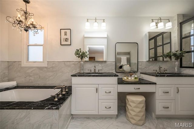 8000 Venetian Drive, St Louis, MO 63105