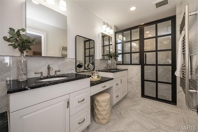 8000 Venetian Drive, St Louis, MO 63105