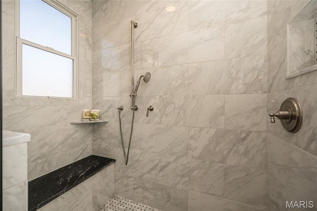 8000 Venetian Drive, St Louis, MO 63105