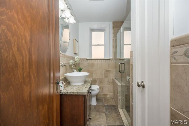 8000 Venetian Drive, St Louis, MO 63105