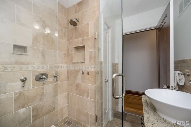 8000 Venetian Drive, St Louis, MO 63105