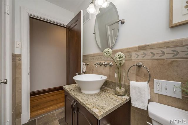 8000 Venetian Drive, St Louis, MO 63105