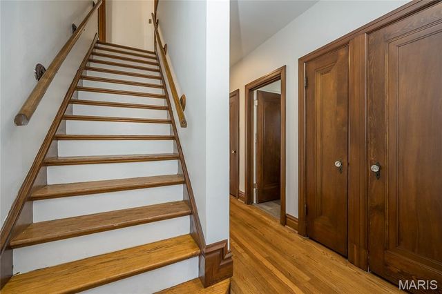 8000 Venetian Drive, St Louis, MO 63105