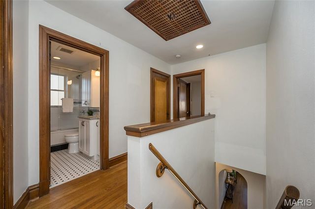 8000 Venetian Drive, St Louis, MO 63105