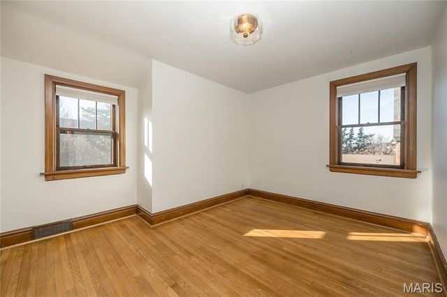 8000 Venetian Drive, St Louis, MO 63105