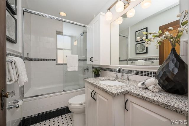 8000 Venetian Drive, St Louis, MO 63105