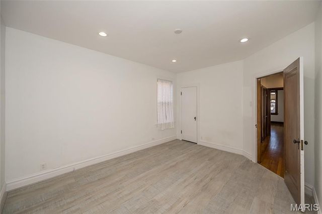 8000 Venetian Drive, St Louis, MO 63105