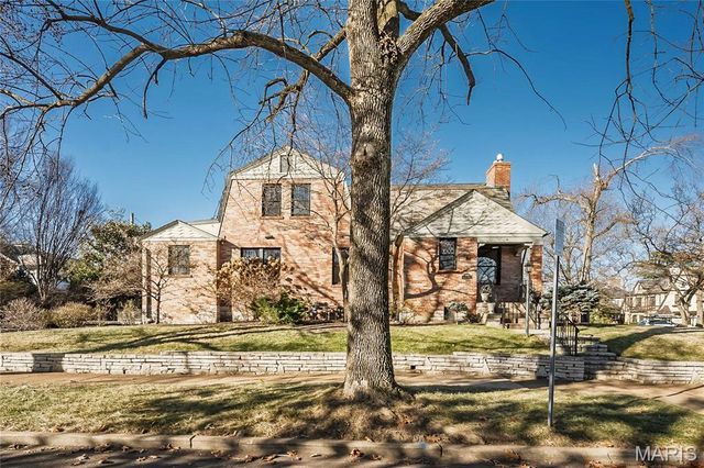 8000 Venetian Drive, St Louis, MO 63105