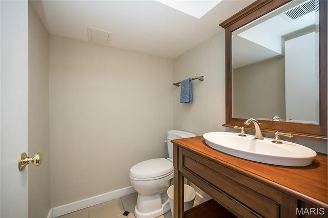 8000 Venetian Drive, St Louis, MO 63105