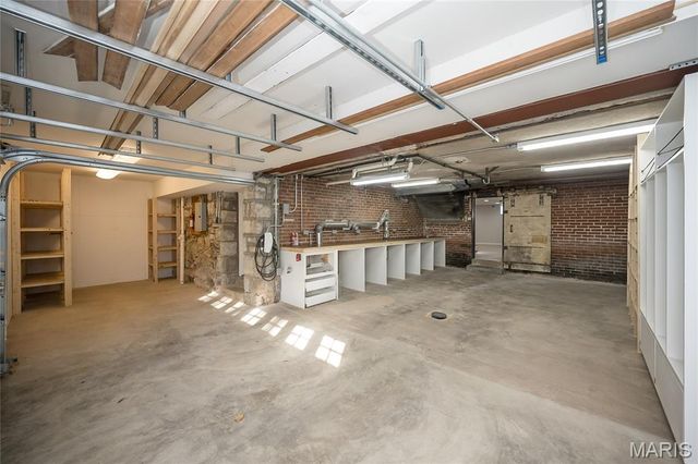 8000 Venetian Drive, St Louis, MO 63105