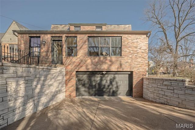 8000 Venetian Drive, St Louis, MO 63105