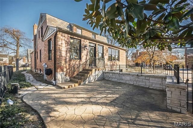 8000 Venetian Drive, St Louis, MO 63105