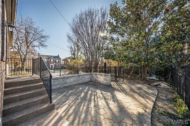 8000 Venetian Drive, St Louis, MO 63105