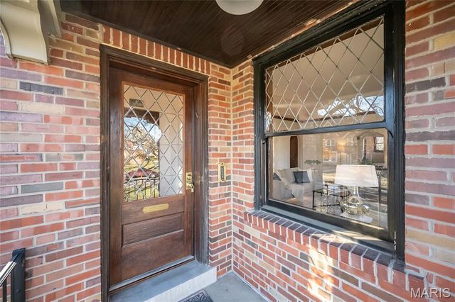 8000 Venetian Drive, St Louis, MO 63105