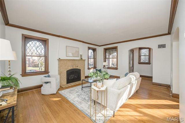 8000 Venetian Drive, St Louis, MO 63105