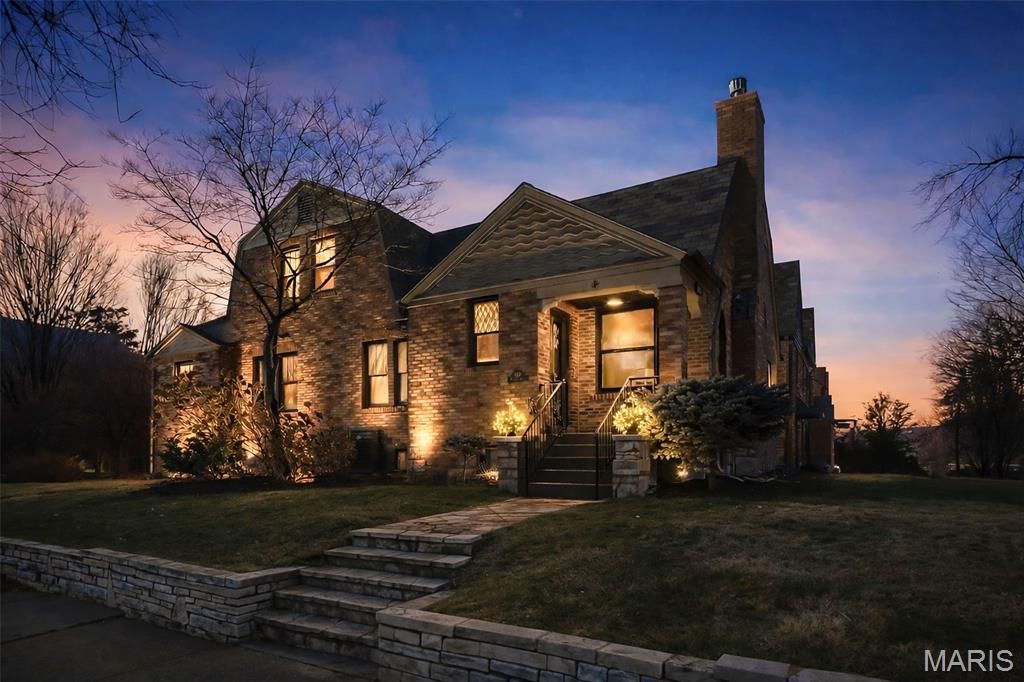 8000 Venetian Drive, St Louis, MO 63105