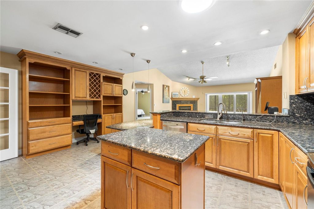 Image 14 of property listing at 9503 PEBBLE GLEN AVENUE, Tampa, FL 33647