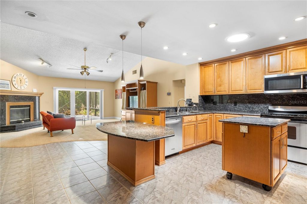 Image 22 of property listing at 9503 PEBBLE GLEN AVENUE, Tampa, FL 33647