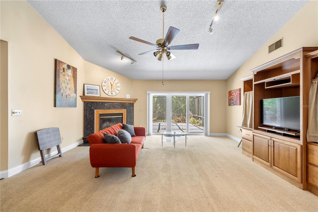 Image 25 of property listing at 9503 PEBBLE GLEN AVENUE, Tampa, FL 33647