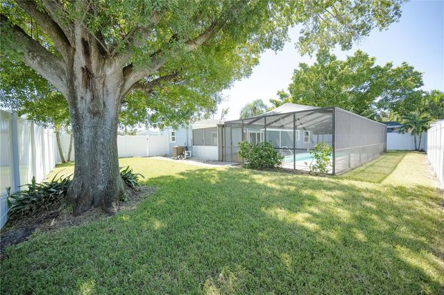 9372 1ST STREET N, St Petersburg, FL 33702