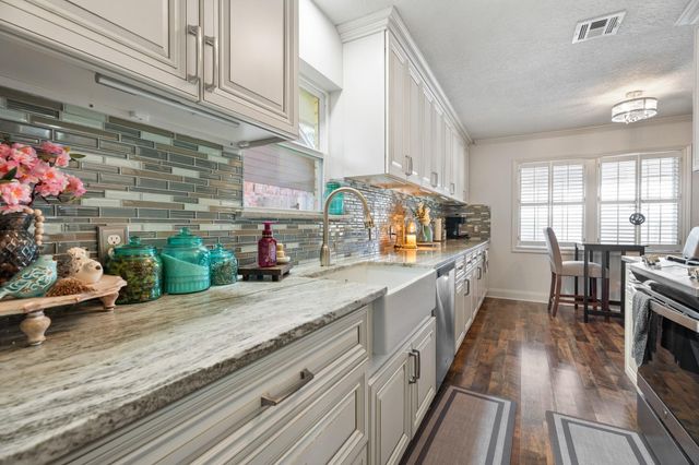 902 E X Street, Deer Park, TX 77536