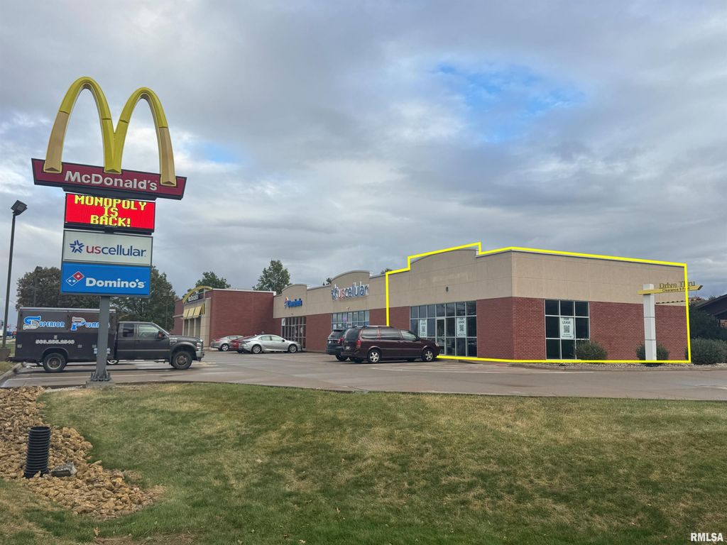 615 E LECLAIRE Road, Eldridge, IA 52748