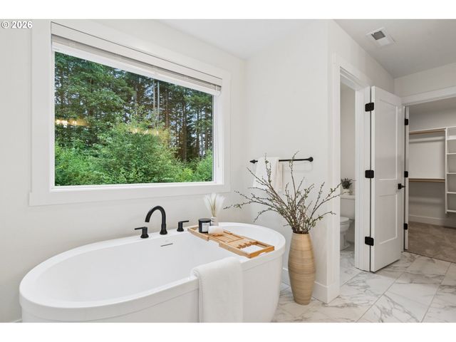 10025 Se NICHOLAS Dr, Happy Valley, OR 97086