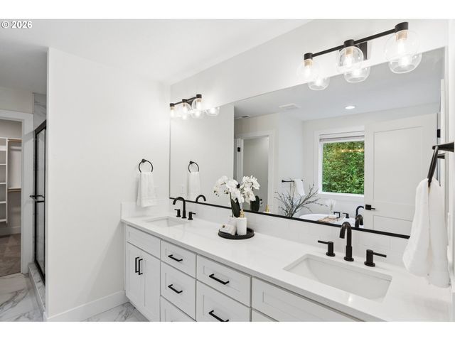 10025 Se NICHOLAS Dr, Happy Valley, OR 97086