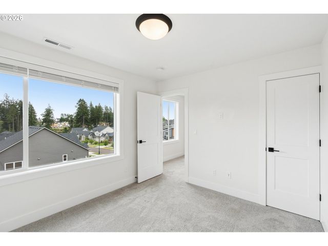 10025 Se NICHOLAS Dr, Happy Valley, OR 97086