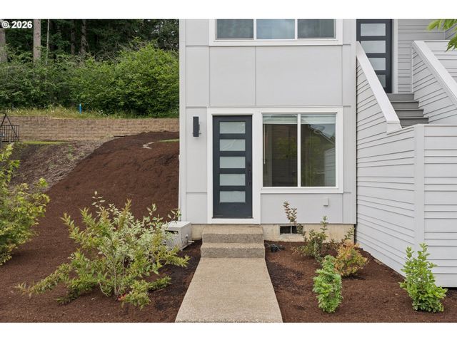 10025 Se NICHOLAS Dr, Happy Valley, OR 97086