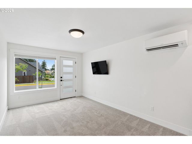10025 Se NICHOLAS Dr, Happy Valley, OR 97086