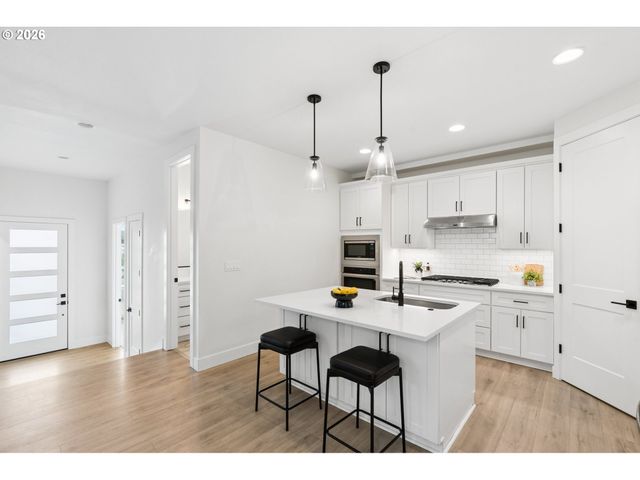 10025 Se NICHOLAS Dr, Happy Valley, OR 97086