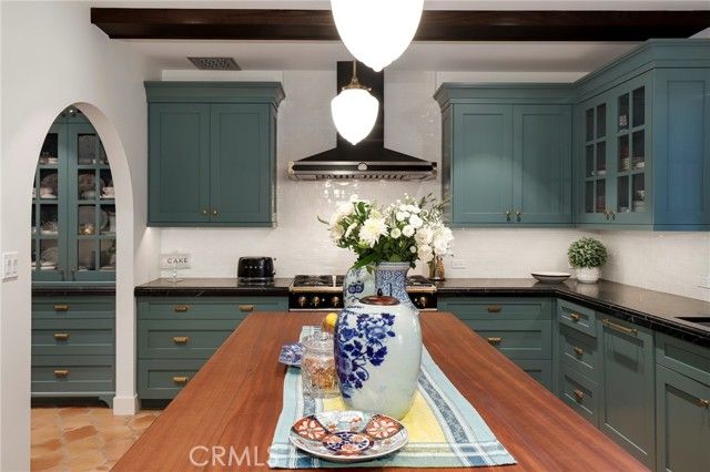 898 S Victoria, Los Angeles, CA 90005