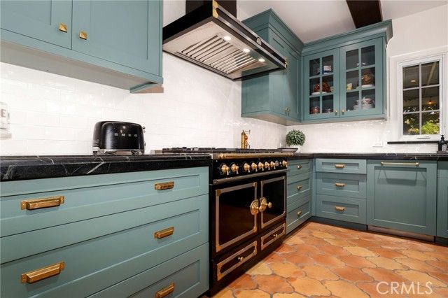 898 S Victoria, Los Angeles, CA 90005