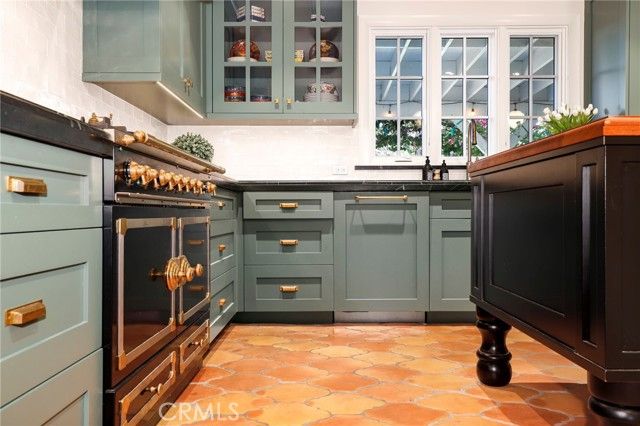 898 S Victoria, Los Angeles, CA 90005