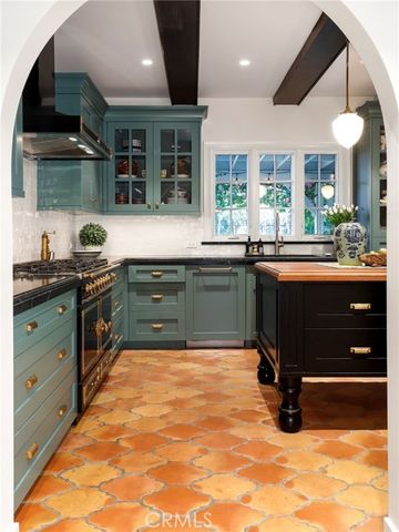 898 S Victoria, Los Angeles, CA 90005