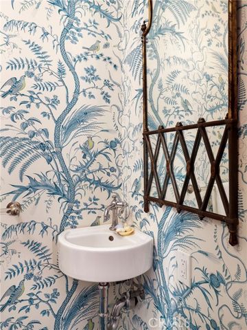 898 S Victoria, Los Angeles, CA 90005