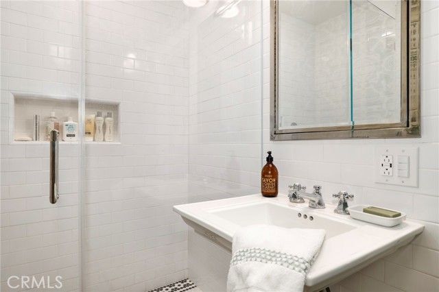 898 S Victoria, Los Angeles, CA 90005