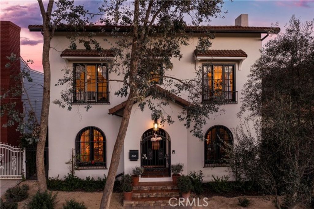 898 S Victoria, Los Angeles, CA 90005