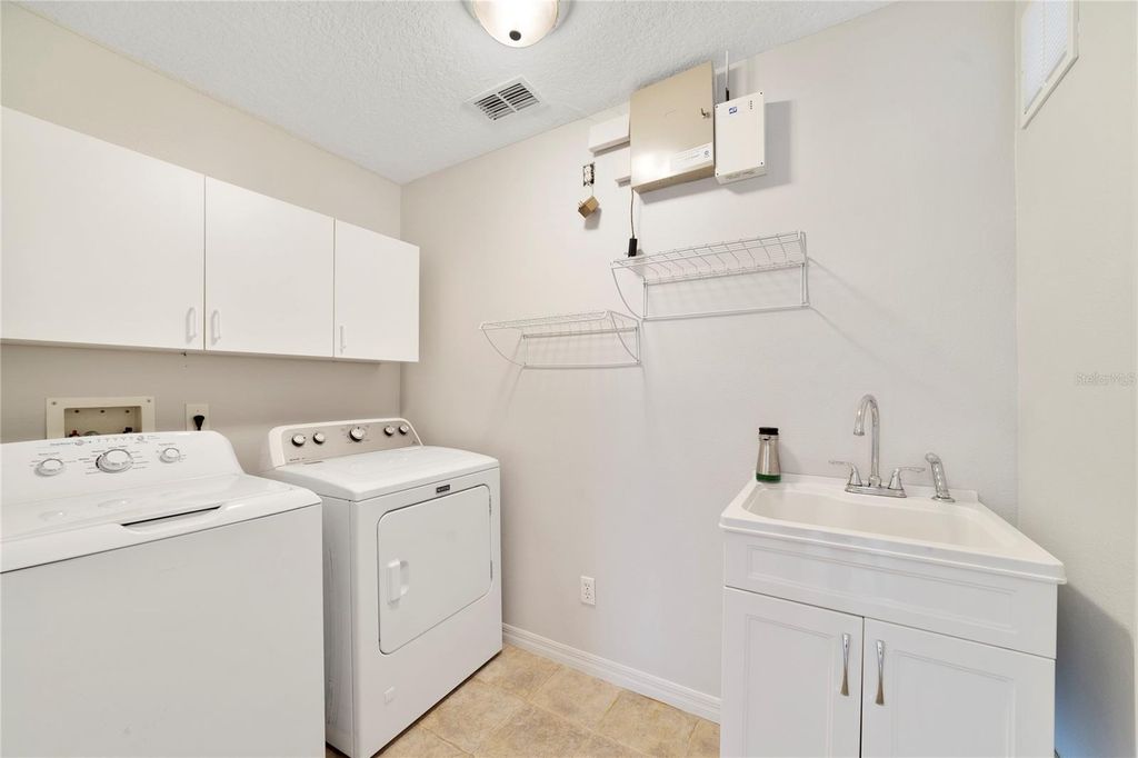 Image 21 of property listing at 1156 ROYAL SAINT GEORGE DRIVE, Orlando, FL 32828