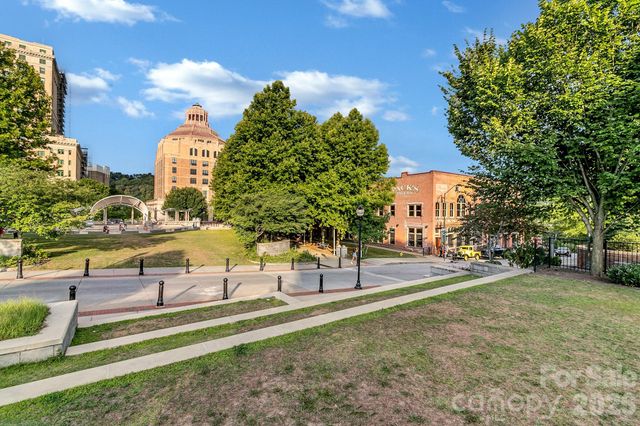 122 College Street 202, Asheville, NC 28801
