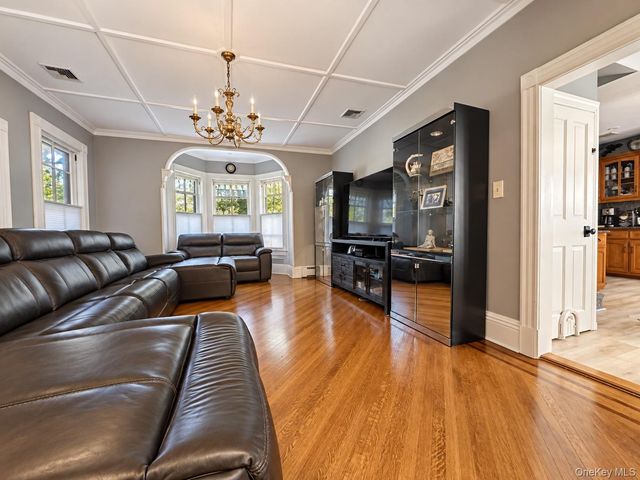 34 E Williston Avenue, East Williston, NY 11596