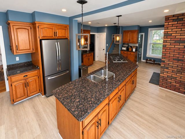 34 E Williston Avenue, East Williston, NY 11596