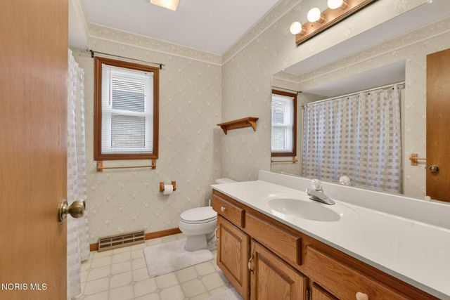 1219 Oaktree Court, Oregon, OH 43616